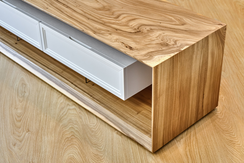 Mueble de madera maciza con diseño elegante y minimalista, ideal para combinar resistencia y estilo en la decoración del hogar.